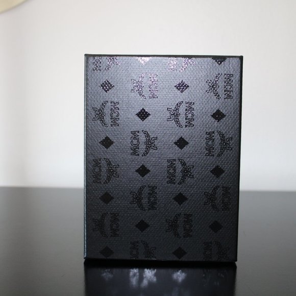 🔥MCM Women's White Black Contrast Logo Small Leather Zip Wallet NWT & Box - Picture 6 of 16